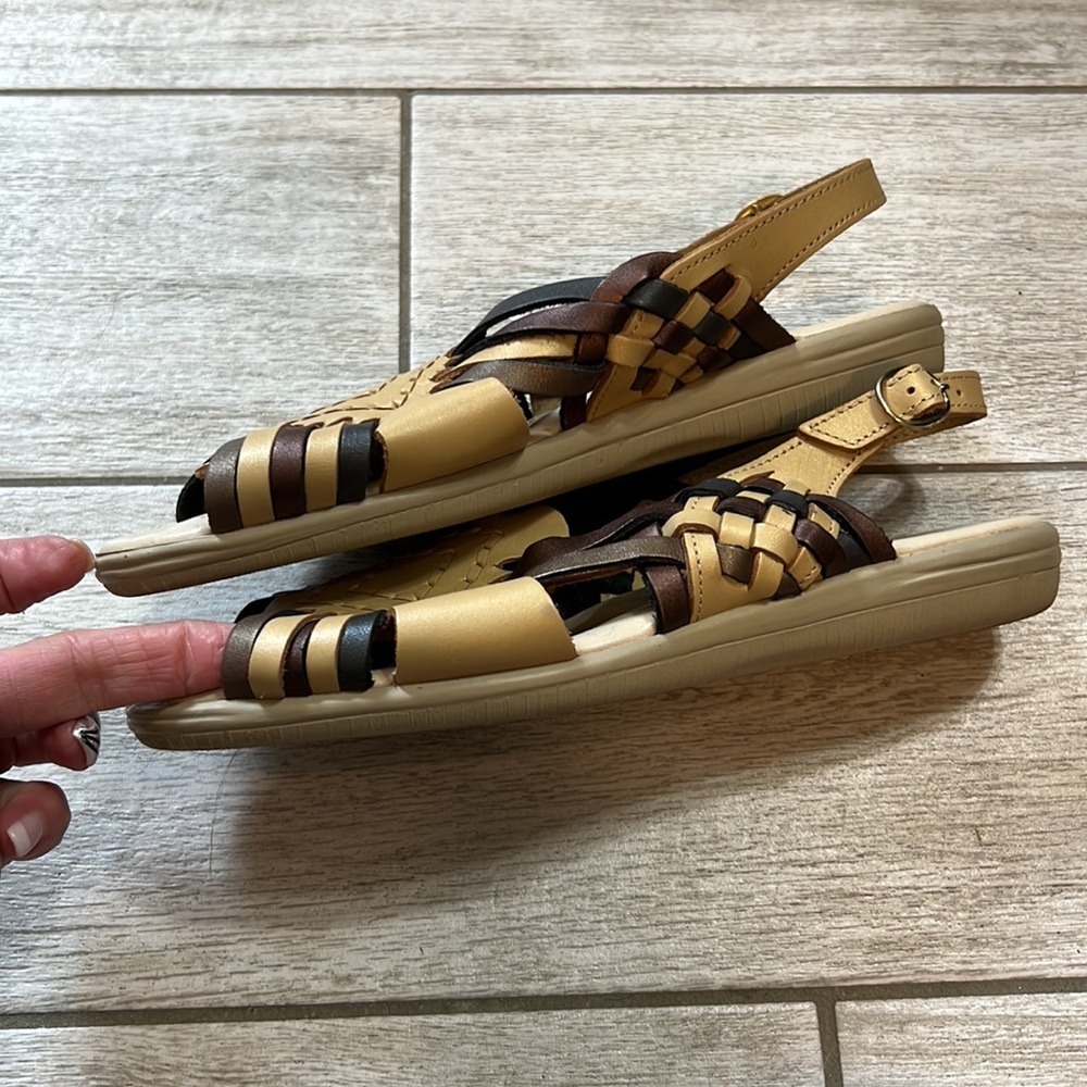 Softspots Aztec Pattern Sandals-7.5M - Picture 2 of 9
